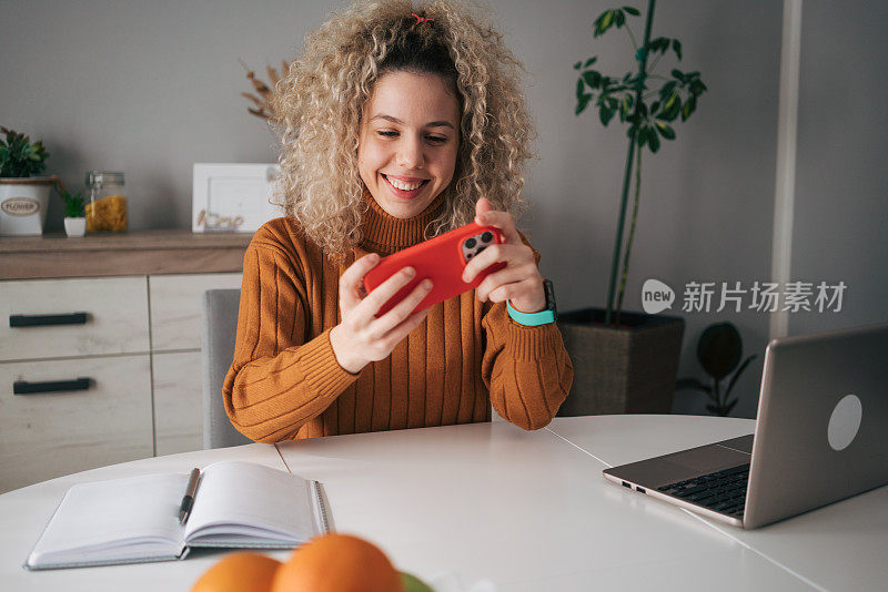 年轻女子正在用手机玩电子游戏