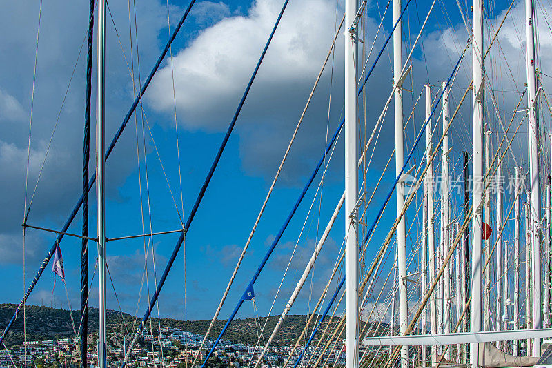 帆船的桅杆停泊在博德鲁姆港