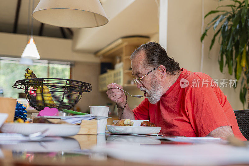 一位拉丁裔男子在负责他的护理的儿科医院里，吃着护理人员为他准备的美味午餐