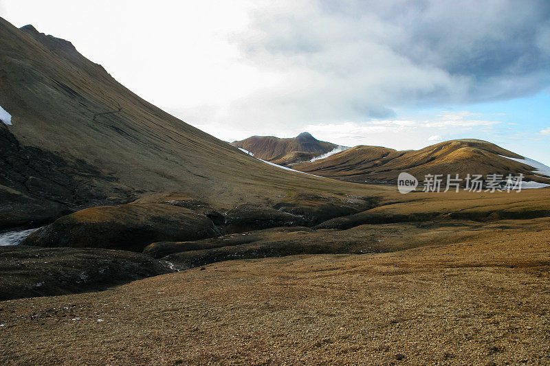 在到达Thorsmork之前，在冰岛的Laugevegur徒步旅行中，一个广阔的沙漠平原伸展开来，这是一个典型的场景