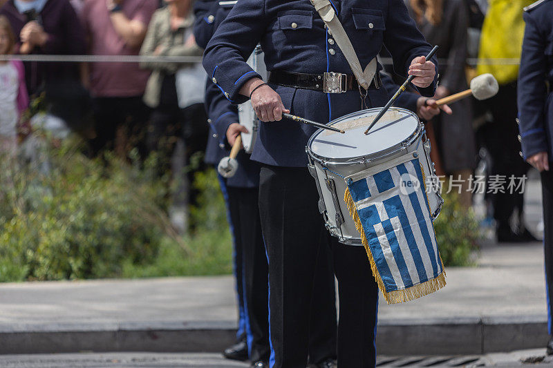 在希腊雅典的一个全国性节日里，军乐队成员身着全套军服参加阅兵。