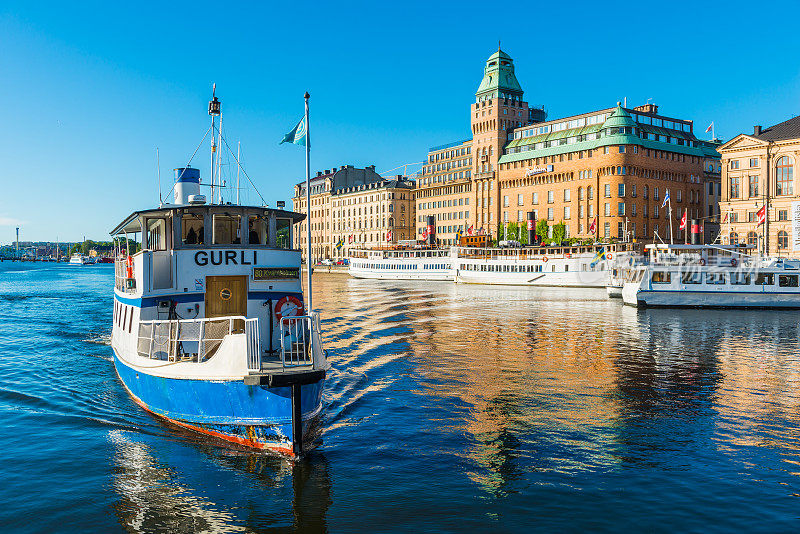 斯德哥尔摩渡轮横跨海港航行旁边的城市海滨瑞典