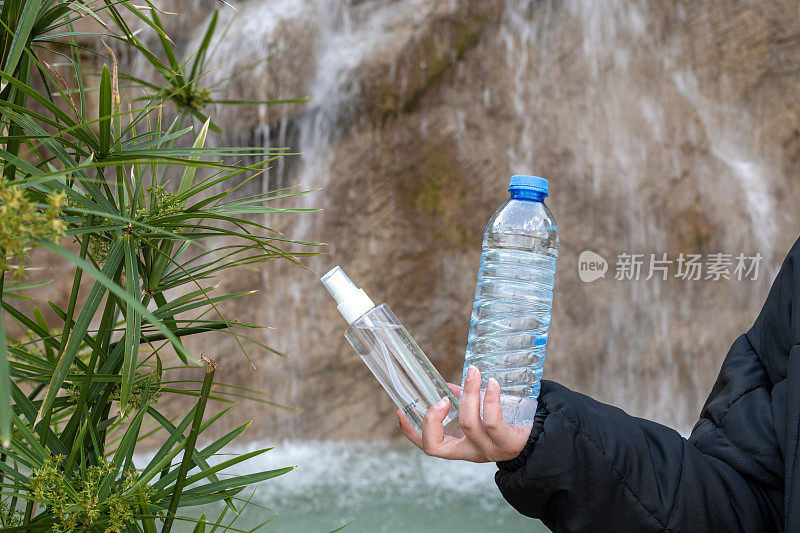 一个女孩倒古龙水，拿着水瓶