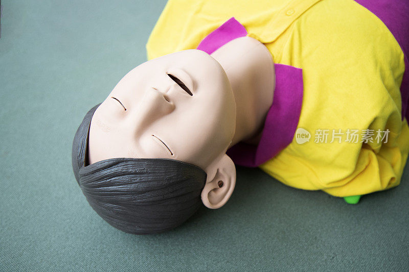 护理人员类训练简单道具抽象概念。人形娃娃用来提高急救人员的技能