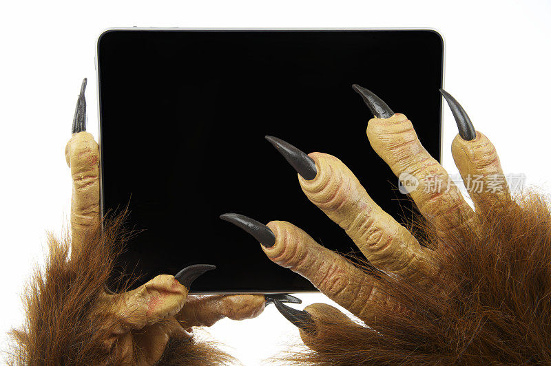 可怕的爪子怪物的手使用数字平板电脑