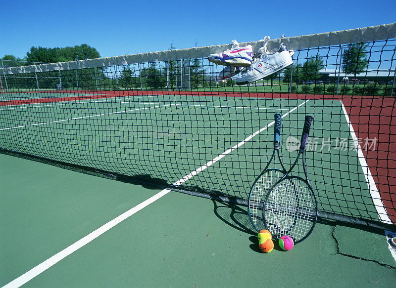 美国爱荷华州网球场上的网球器材