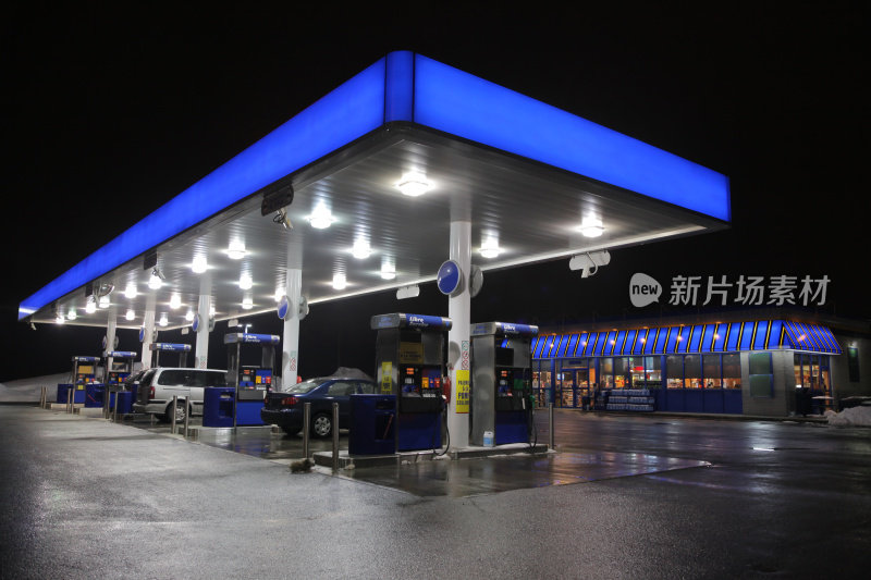 夜间照明的现代加油站