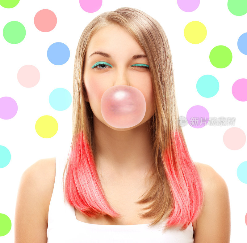 扮鬼脸。兴奋的快乐女孩的肖像，嚼着口香糖