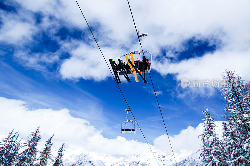 蓝天下的滑雪缆车
