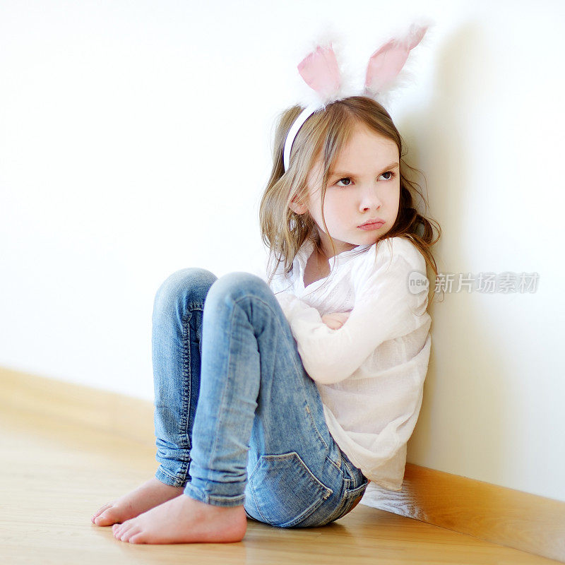愤怒的小女孩戴着兔耳朵