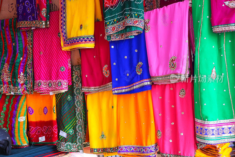 在印度斋浦尔的乔哈里集市上，五颜六色的莎丽