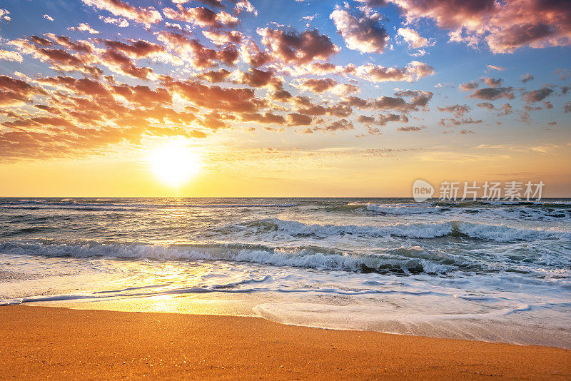 多彩的海洋沙滩日出。