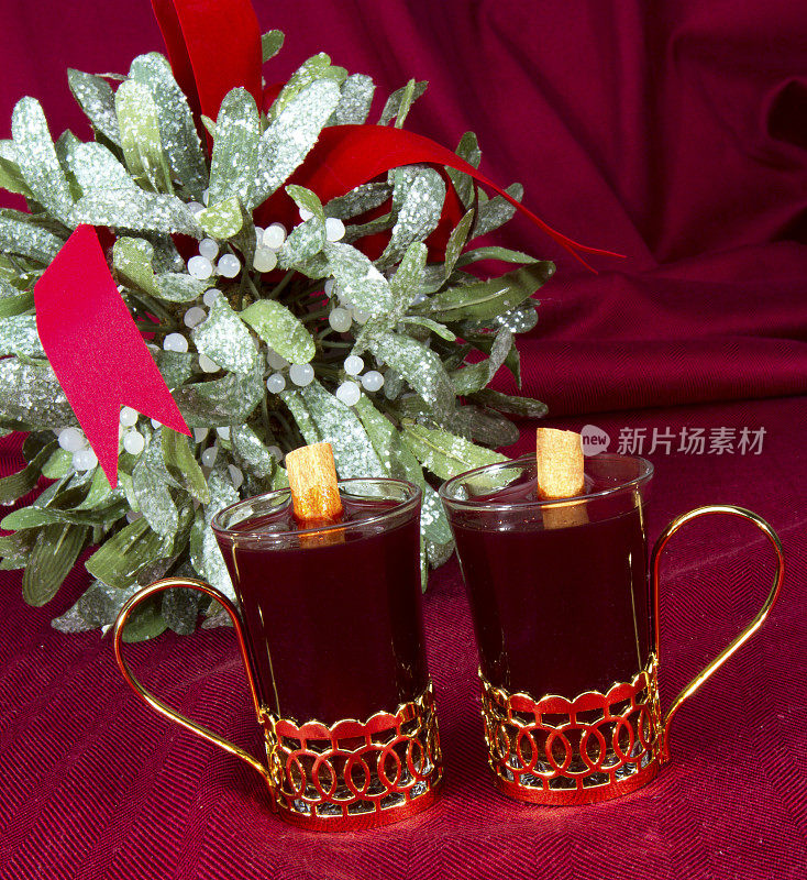 槲寄生和圣诞帽的热红酒