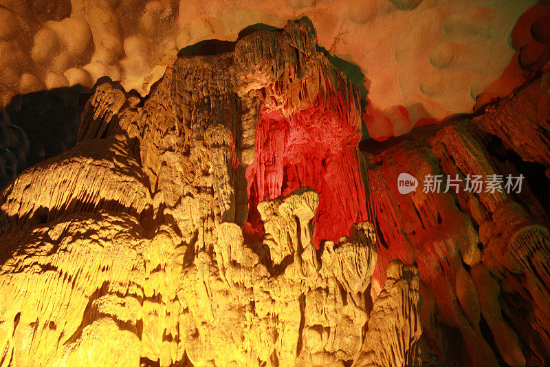 五彩缤纷的钟乳石-神奇的洞穴