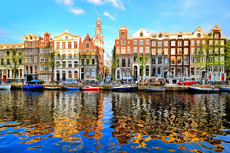阿姆斯特丹运河里的房子