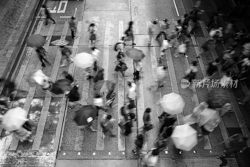 雨中行人过香港街道的动作模糊(黑白)