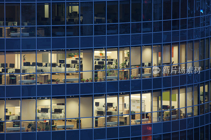 具有多个办公室的大型商业中心的透明窗户