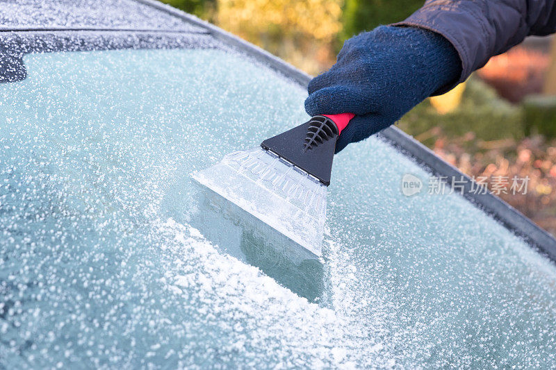 用手擦车窗上的冰