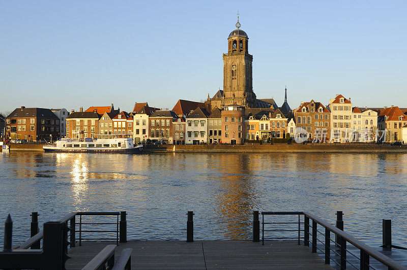 日落时分，沿着IJssel河的Deventer地平线