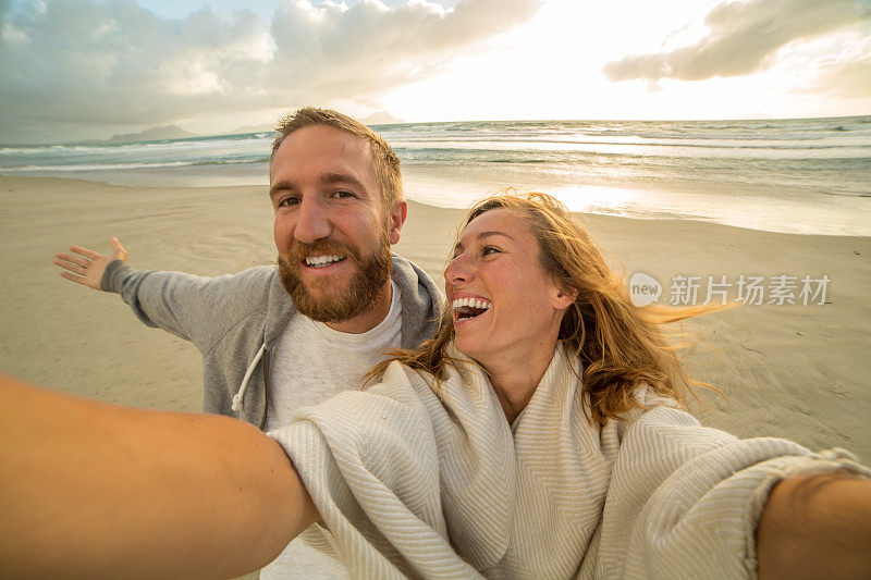 一对年轻夫妇在海滩上捕捉有趣的瞬间
