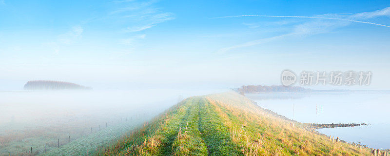在一个多雾的早晨，典型的荷兰景观在泽兰