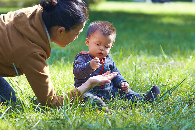 可爱的亚洲小男孩和他的祖母在户外