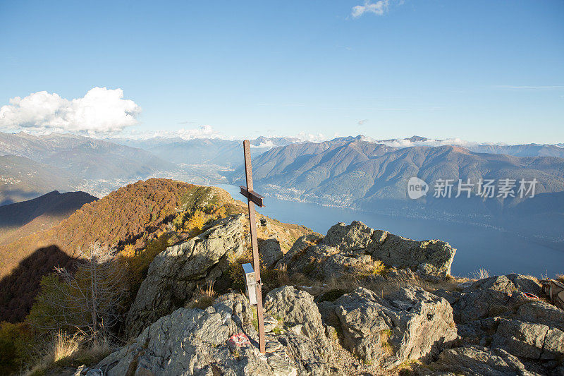 瑞士马焦雷湖的山峰