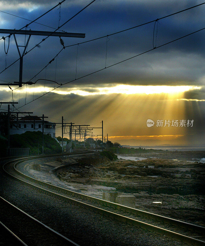 夕阳照耀着铁路