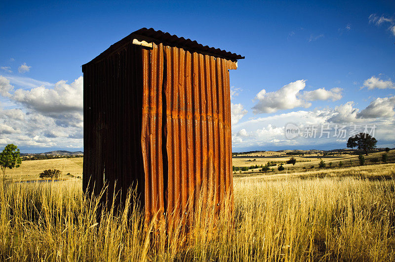 澳大利亚:生锈的波纹铁皮棚农场外屋