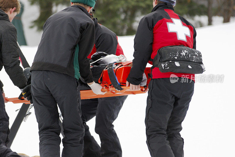 滑雪巡逻队运送受伤的滑雪者