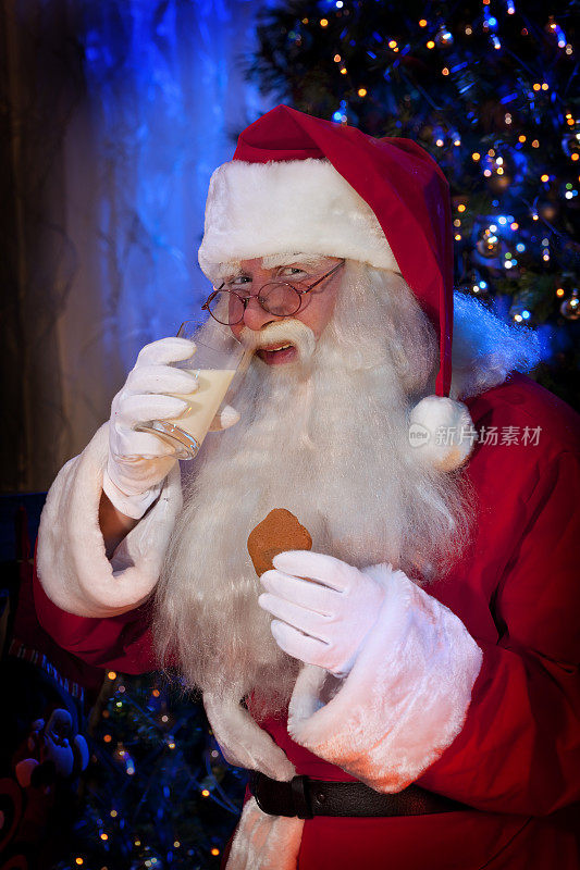 经典的圣诞老人喝牛奶。