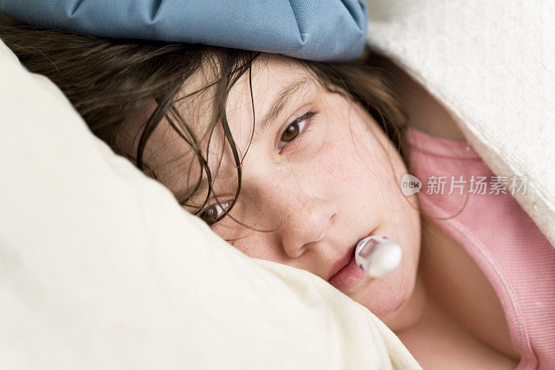 一个患流感躺在床上的女孩