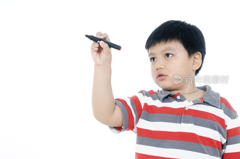 一个小男孩在虚拟的黑板上写字