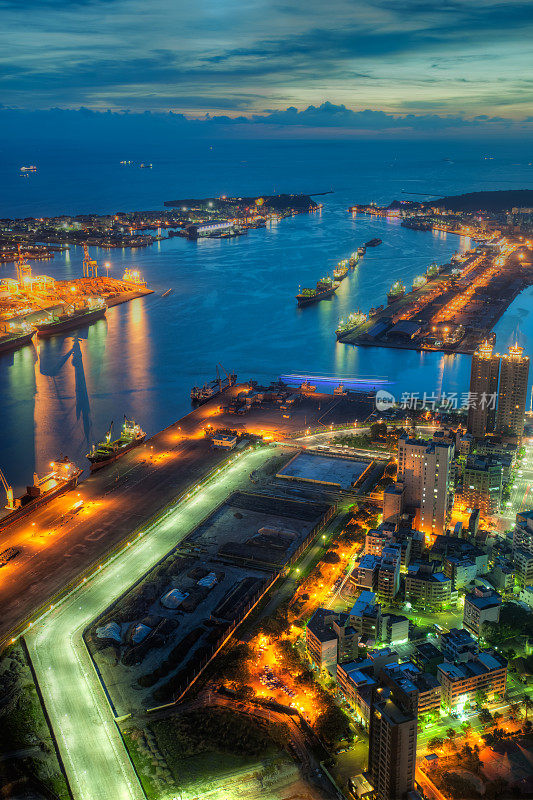 照亮高雄市和港口的夜空，台湾城市景观