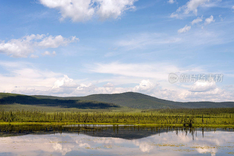 湖面上有云的倒影。加拿大的风景。