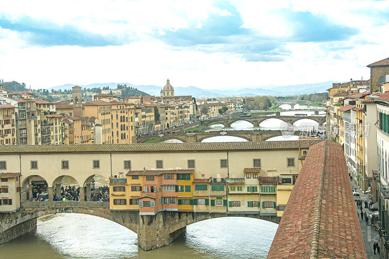 意大利佛罗伦萨的阿尔诺河和城市，还有韦基奥桥