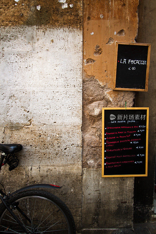 今天的意大利面菜单上的乡村黑板(和自行车)，意大利