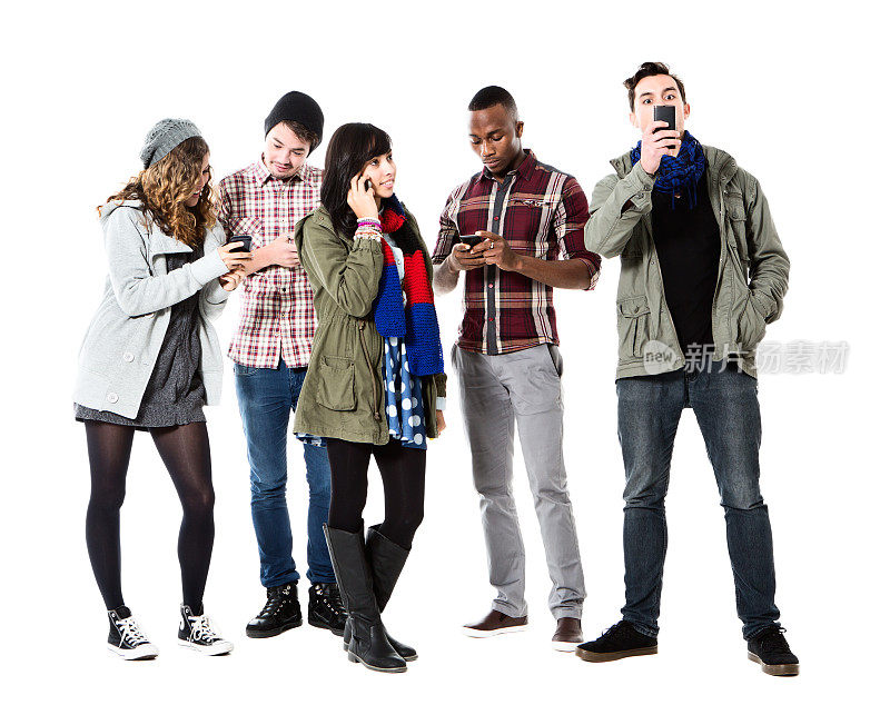 五个时髦的年轻人忙着玩手机