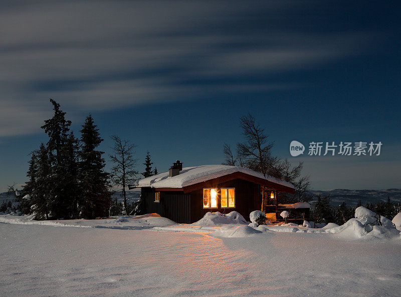 挪威一月月光下的山间小屋