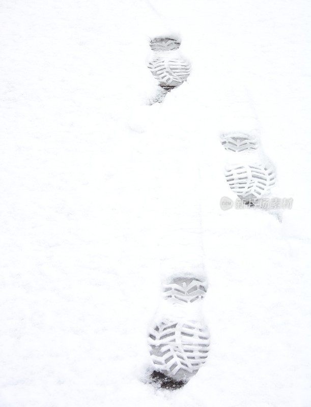 雪地里的鞋印