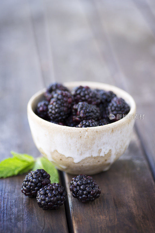 陶瓷碗里的黑莓