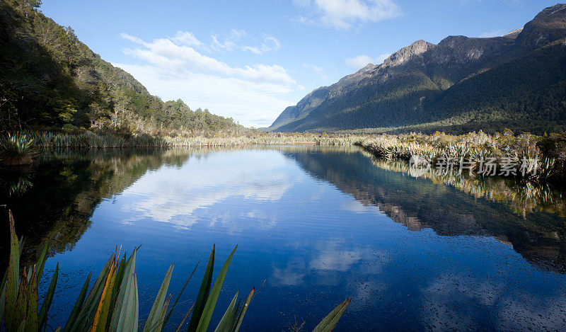 镜湖，米尔福德海峡路，新西兰