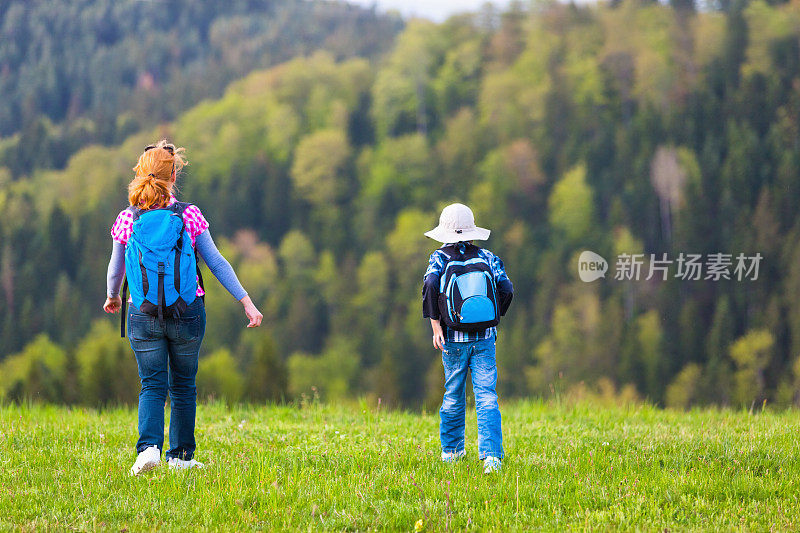 母子徒步旅行