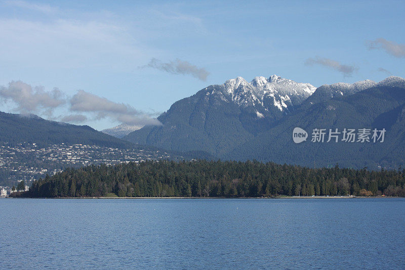 温哥华的英吉利湾，斯坦利公园和北岸山脉，冬天