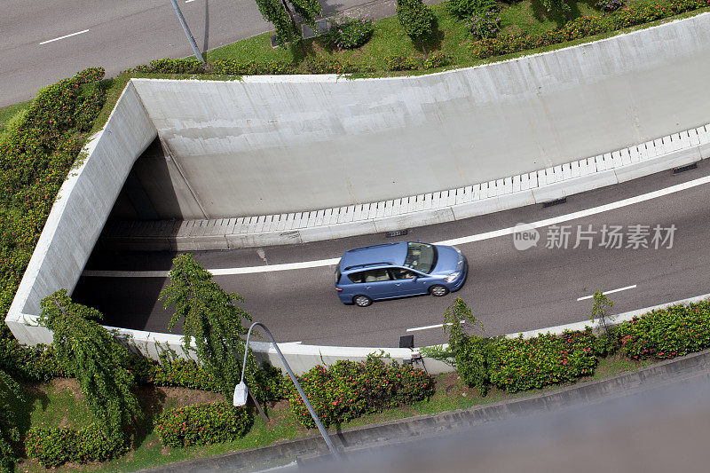 从公路隧道出来