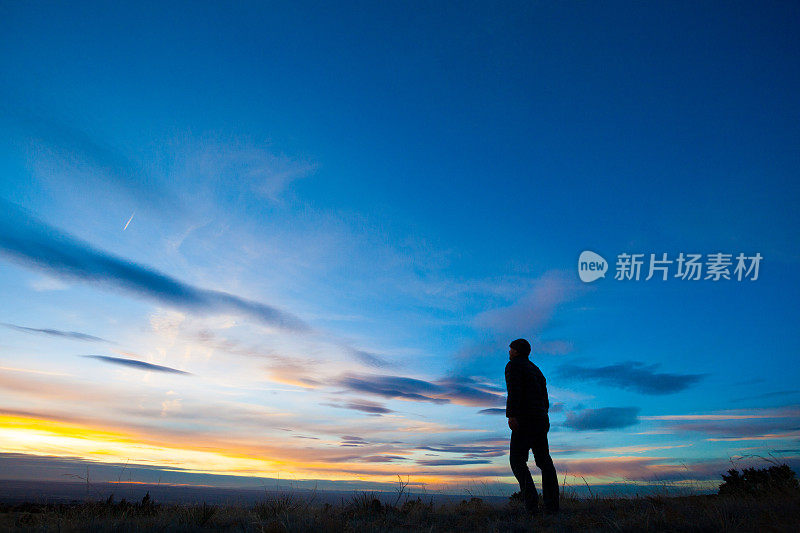 剪影男人看日落天空风景