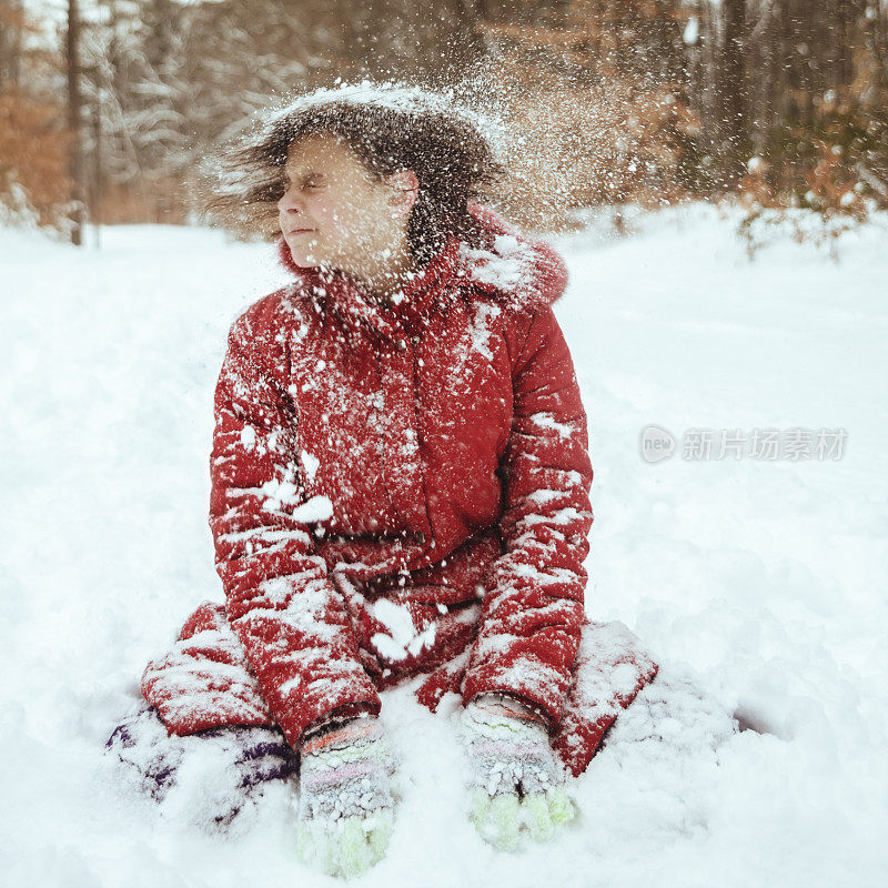 十几岁的女孩在冬天的森林里玩雪