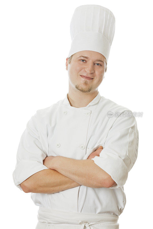 正面微笑的厨师戴着厨师帽，穿着白色制服