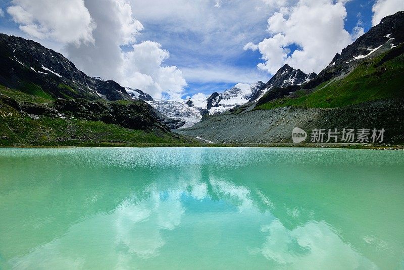 锡安雪山倒影在湖中