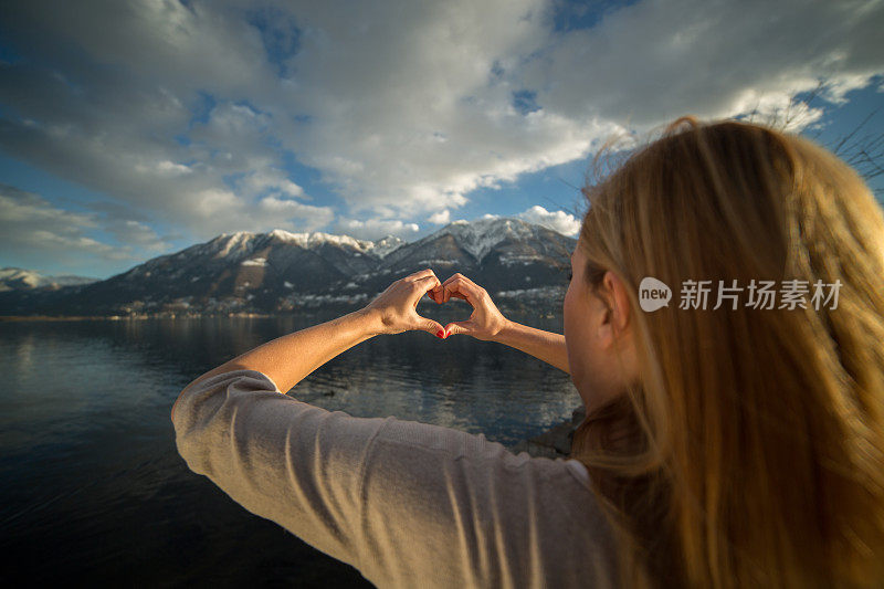 女人用手制作心形符号――自然